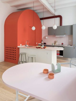 A chic Barcelona kitchen that's a compilation of curves. 
Photography: Roberto Ruiz
